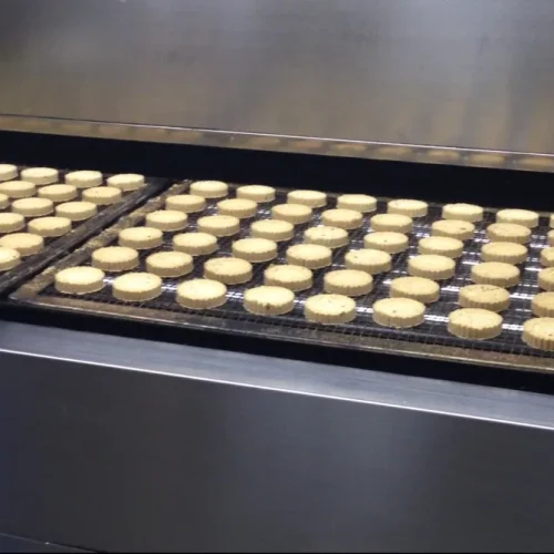 Disposition d'une ligne de production équipée d'un four tunnel de boulangerie — plan d'implantation d'un système de cuisson en continu