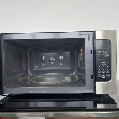 62 L commercial microwave interior with 420 mm glass turntable — removable tray and ring assembly