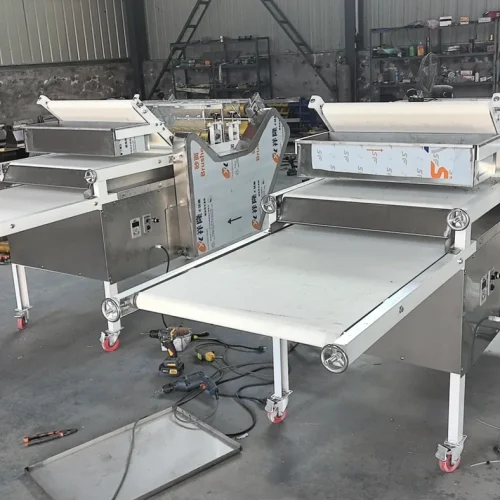 Cracker machine with sheeting rollers and cutting conveyor on the GD-BP biscuit forming line