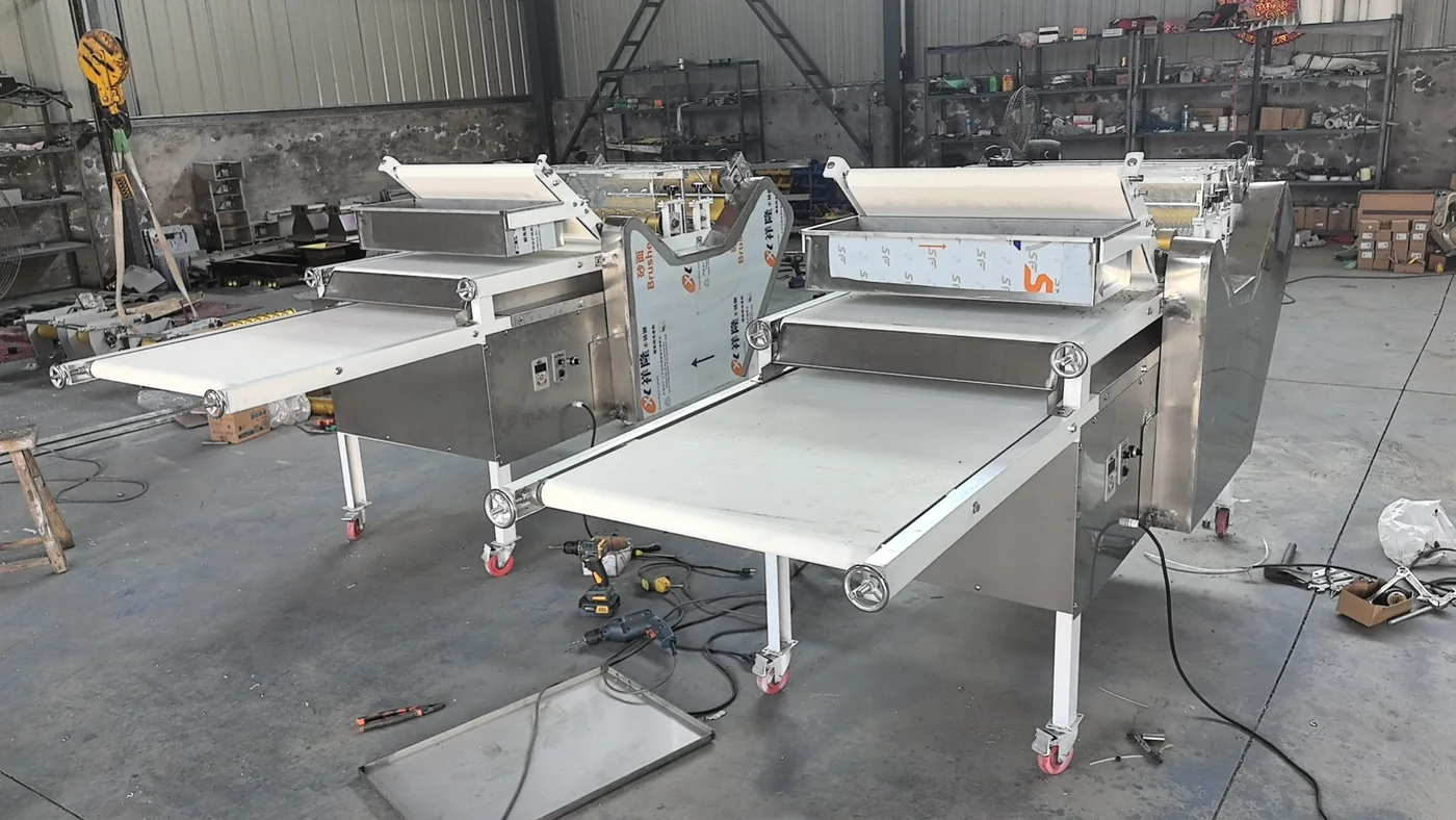 Cracker machine with sheeting rollers and cutting conveyor on the GD-BP biscuit forming line